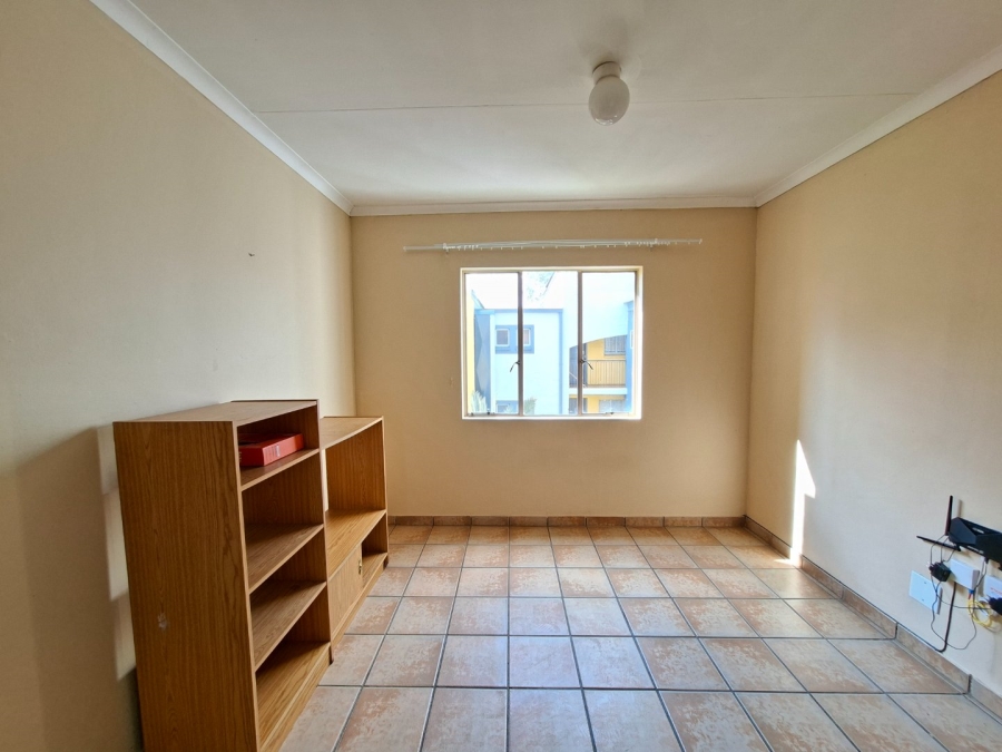 To Let 1 Bedroom Property for Rent in Kannoniers Park North West